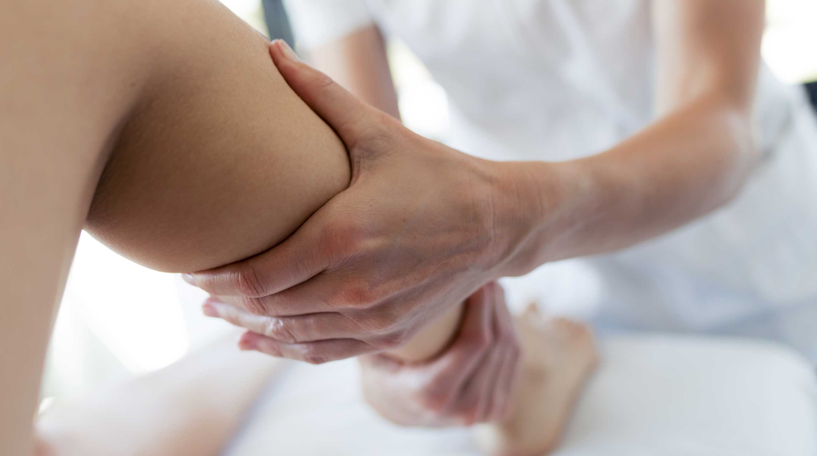 Der Behandlungsraum bietet ausreichend Platz sowohl für aktive Übungen aus der Physiotherapie und Krankengymnastik als auch für passive Maßnahmen der Manuellen Therapie oder Fußreflexzonenmassage.